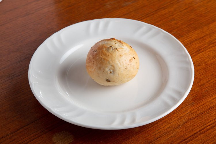 オリーブ110円。オリーブを生地に混ぜて焼いている。アンチョビの料理と相性抜群。