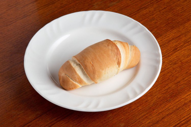 ラテ220円。牛乳を使ったイタリアで定番のテーブルロール。朝食におすすめ。