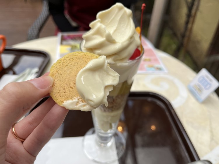 ほんのり塩味の効いた芋チップスに芋クリームをつけると何枚でも食べられるくらいのおいしさ！