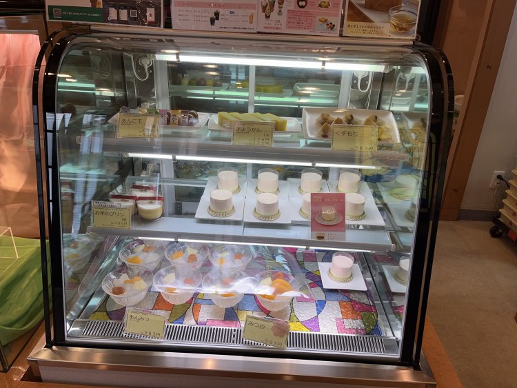 さまざまなスイーツがショーケース内に並ぶ。お芋以外のスイーツもたくさん。