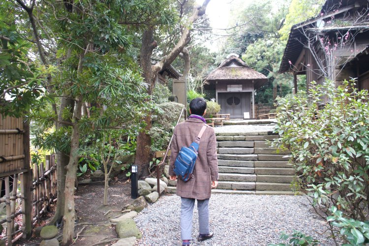俳句作家は街を歩くとき、何を見て何を考えるのか？ 俳人・堀本裕樹さんといく大磯「しみじみ」散歩【前編】