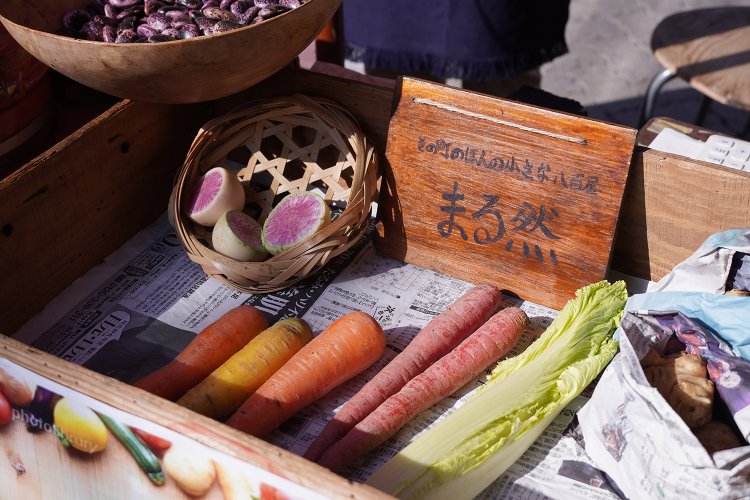 この日は市川さんの知人の八百屋「まる然」が出店。