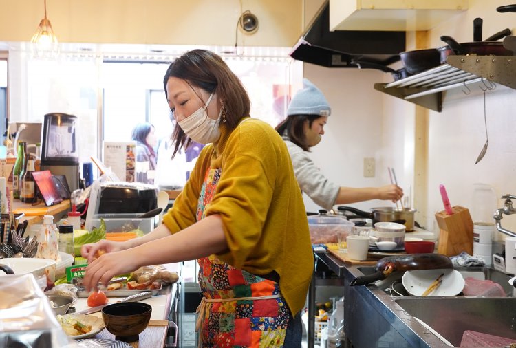 大忙しで次から次へと料理を作る。手前が代表の市川さん、奥がマネージャーの宮原さん。