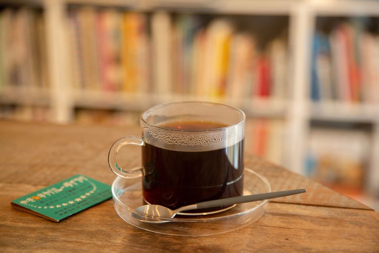 珈琲300円。店主が自宅で焙煎している。