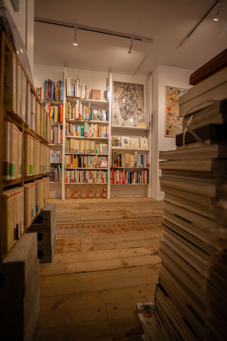 店内奥には、文庫、生活の本など。