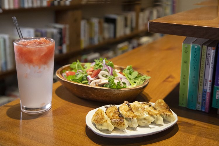 余白のサラダ（自家製鶏ハム、ナンプラードレッシング）720円、餃子660円、グレープフルーツサワー590円。