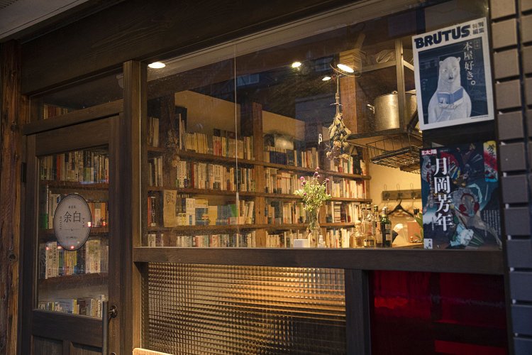 本のジャンルは文学から漫画まで幅広い。