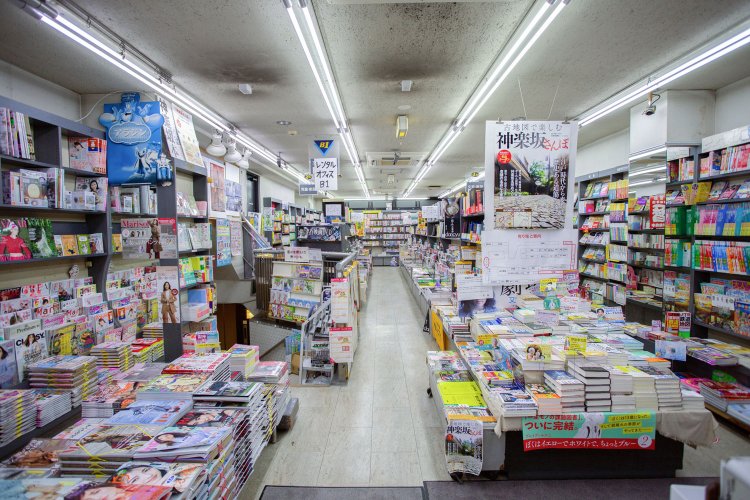 1階は雑誌、新刊、文庫、漫画と街の書店の基本型。他では手に入りにくい神楽坂散歩の本も。
