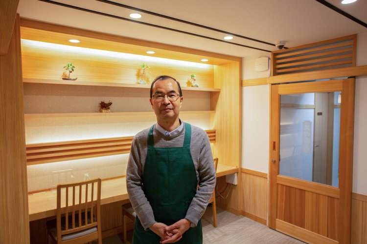 代表の橘さん。レンタルオフィスは年間契約で24時間利用可。