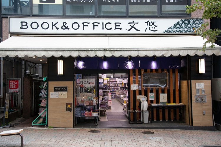 店頭右側は貸しスペースとして利用可能。