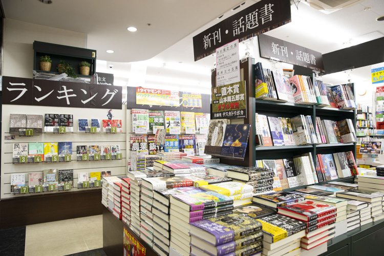 東野圭吾や池井戸潤はやはり売れ筋。芥川・直木賞などの受賞作品は切らさずに。