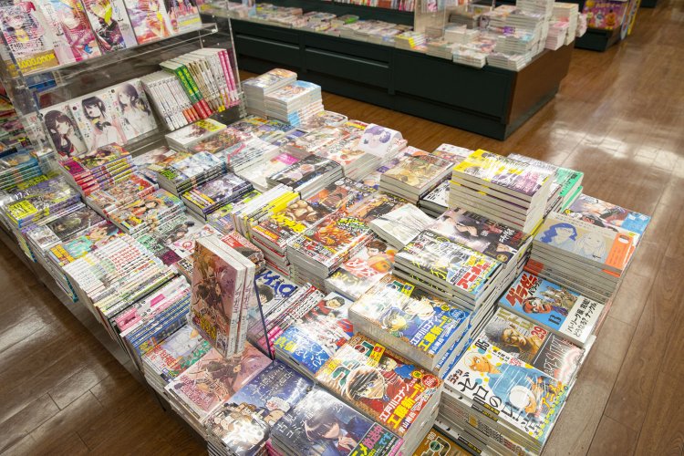 漫画コーナーの平台は充実の品揃え。