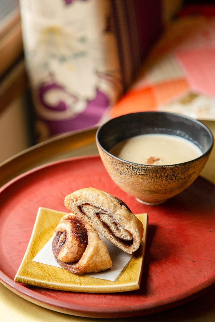 北欧シナモンロール450円は、シナモンとカルダモンが香り豊か。ほうじ茶ソイラテ600円とセットで50円引き。