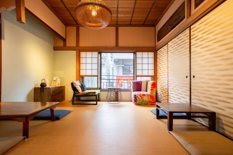 陽の間の窓辺の椅子は、古布アーティストの作品。