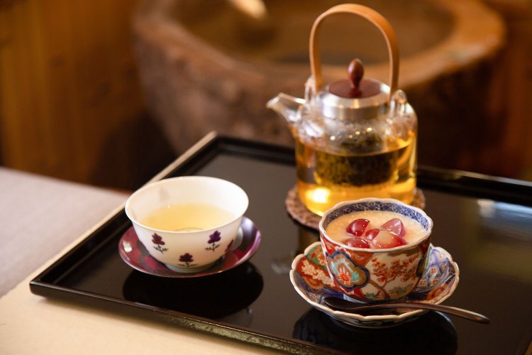 ほんのりした酸味の阿波晩茶800円。食べる甘酒の旬果実添え「米の花」800円とよく合う。セットで1300円。