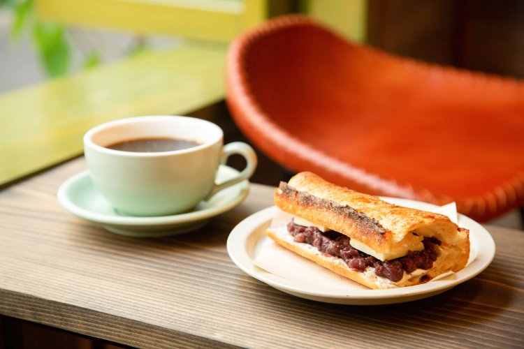 『Pain des Philosophes』のバゲットを用いたサンドイッチは11時～。古釜炊きの自家製あんバター＆マスカルポーネ650円と、エルムブレンド550円。