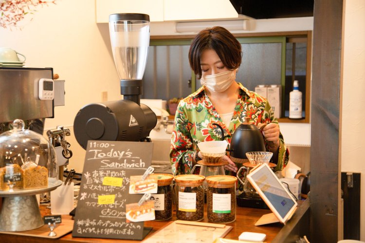 ハンドドリップで淹れる山崎さん。