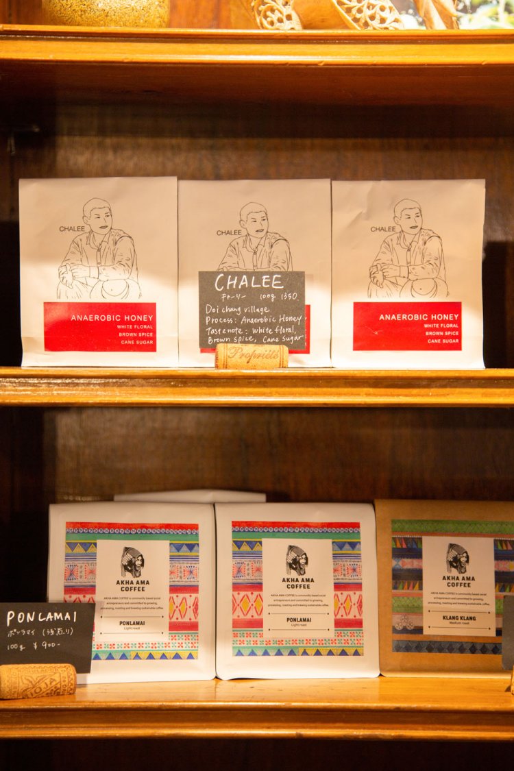作り手の顔を描いた月替わりのシングルオリジンなど豆も販売。