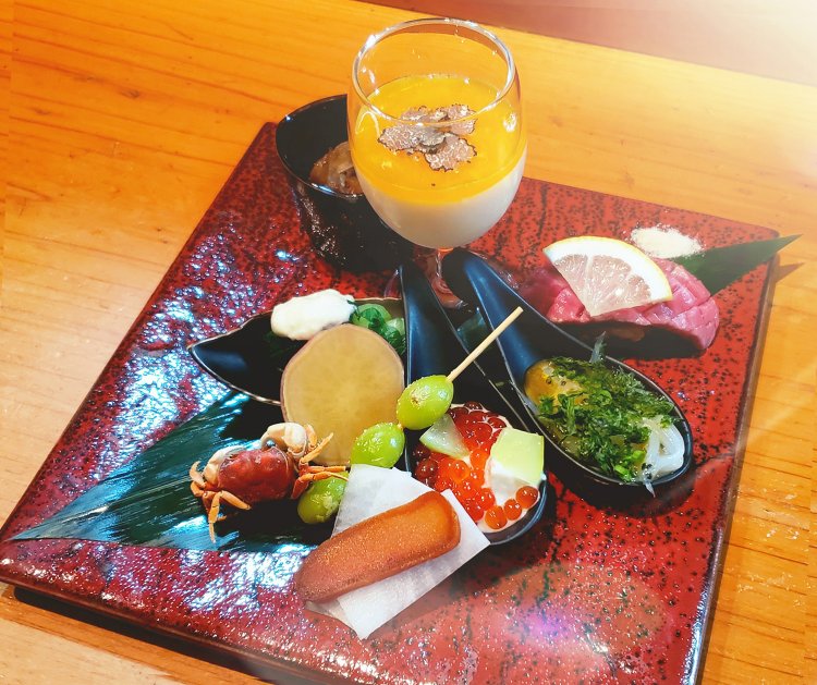 6105円のコースの一例。写真には写っていないが、コースにはすべてハーフサイズの日替わりうどんがつく。