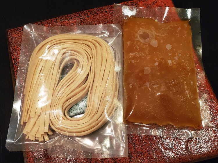 テイクアウトの、全粒粉うどんと鰹薫る濃口出汁630円。