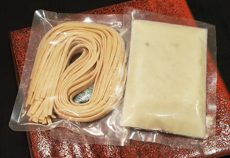 テイクアウトの、全粒粉うどんとブルーチーズ出汁630円。