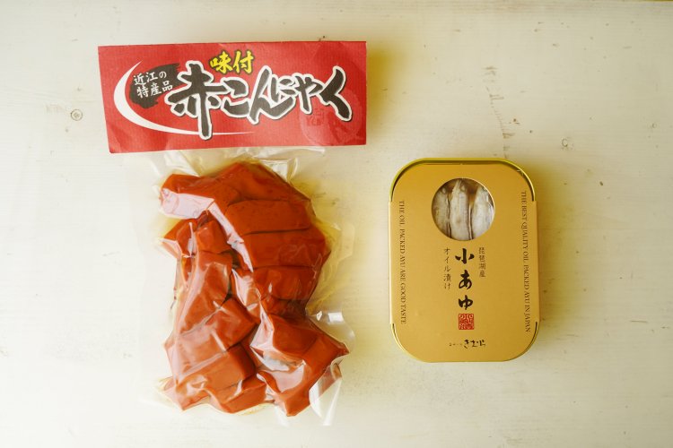 味付赤こんにゃく440円、小あゆ990円。