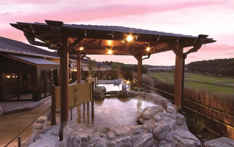 上下2段の高見の湯。上段に注がれた源泉は下段に流れ、そのまま浴槽の外に流れ出す。