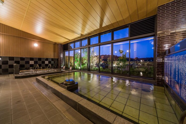 手前の大きな浴槽は高濃度炭酸泉。奥にジェットバスと電気風呂がある。