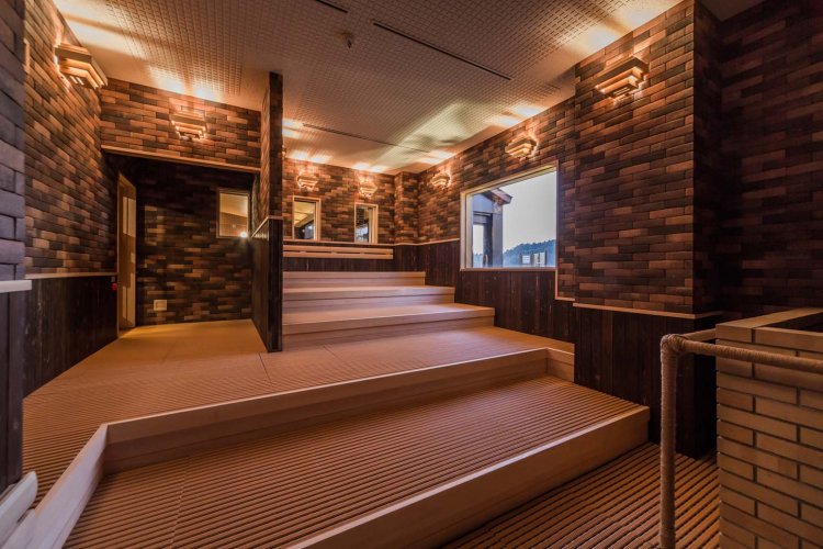 内湯に併設されたロウリュウサウナでは1時間ごとにオートロウリュウ実施される。