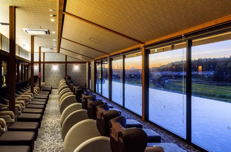 お休み処の目の前に広がるのは広大な田園風景。癒やしの風景に心が和む。