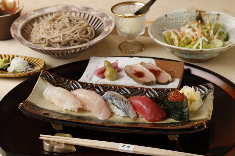 ランチセット1980円。日替わり前菜、サラダ、寿司5貫、手打ちそば、ゆずシャーベットの豪華ラインナップだ。