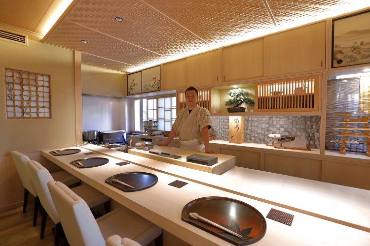 目の前で握るライブ感を楽しんでもらうため、カウンターと調理場の間には仕切りなし。また、個室も用意してある。