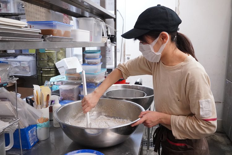 生地も店内で作る。混ぜ方により膨らみが変わるといわれるほど繊細な作業だ。