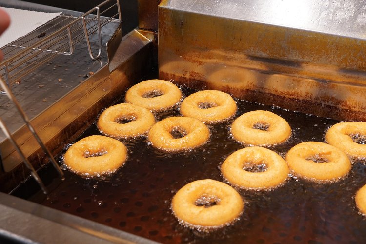 菜種油で5分。ふくふくと少しずつ膨らんでいくのが楽しい。