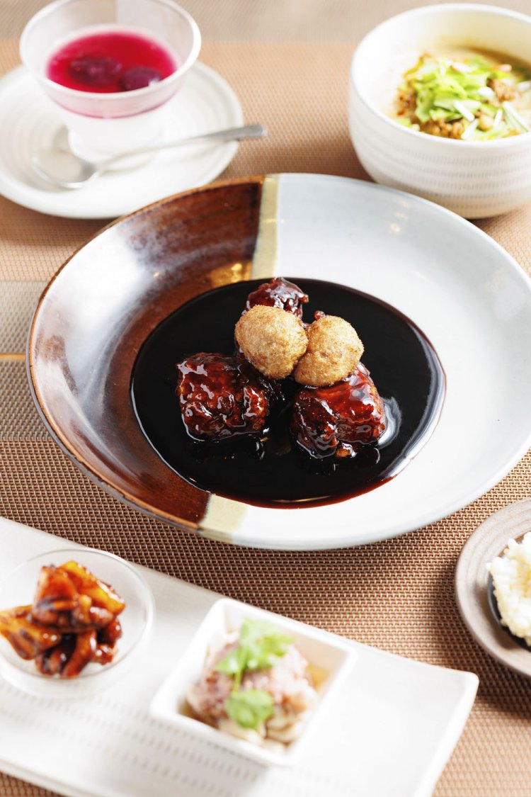 ランチコース2200円。日替わり前菜2種と黒酢の酢豚、担々麺もしくは炒飯、季節のデザートの取り合わせ。