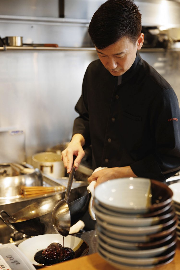 松下さん。中華一筋で修業を積んだ知見を生かし、独創性を発揮。