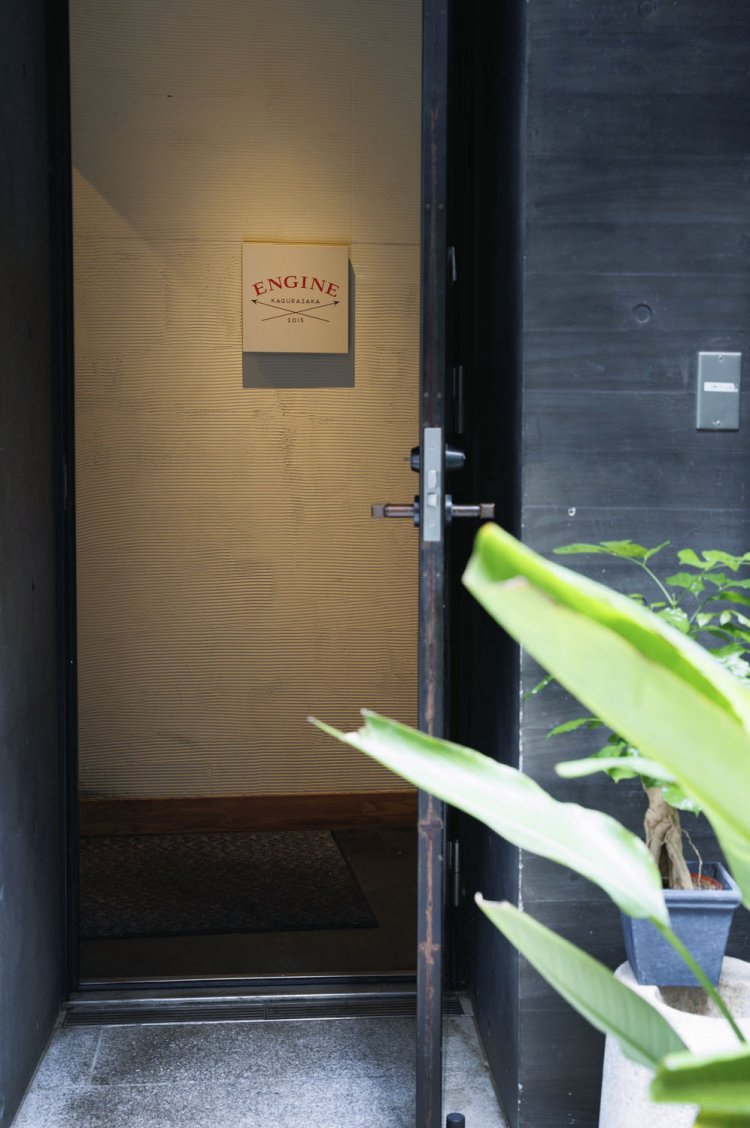 店名は「進化」を テーマに、“猿人類”と“エンジン”の意味が込められている。