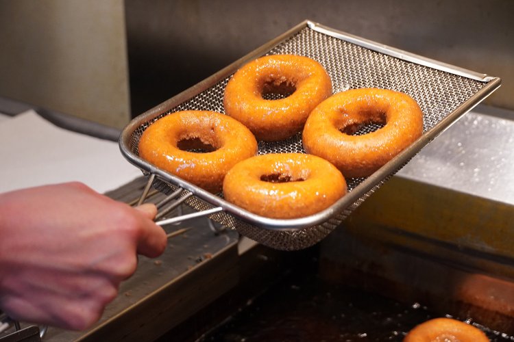 こんがりきつね色。油を切るのは意外と力が必要な作業だそう。