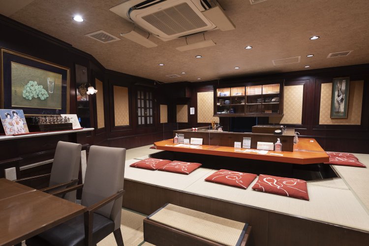 旧会員制クラブだったという店内。大広間は和洋のあしらい入り混じる昭和風情が不思議な魅力を醸す。