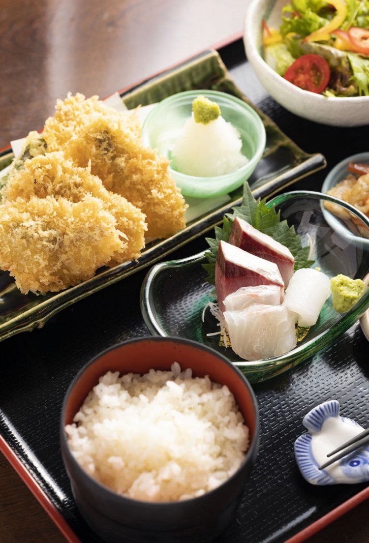 アジフライ御膳1000円＋刺身セット300円。