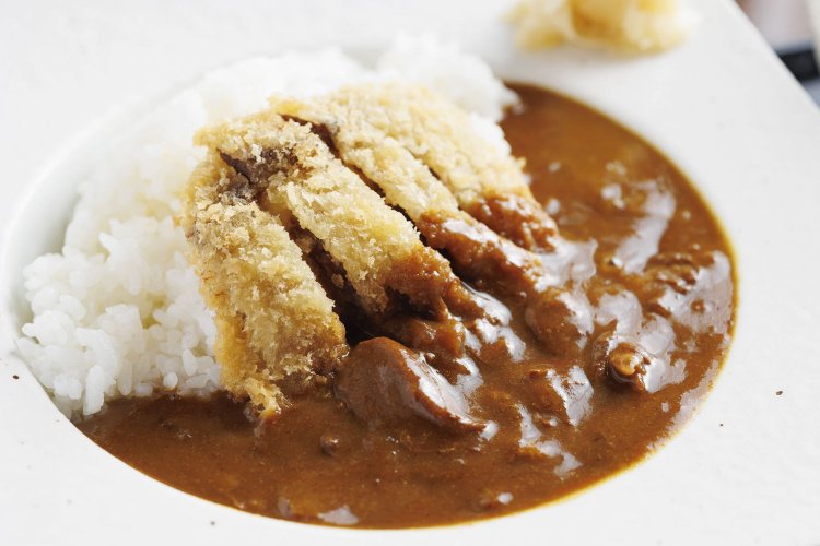 のとししカツカレー1200円。能登産イノシシのモモ肉をカツに、スネ肉をルーに使う変わり種。旨味濃厚で臭みなく、後引く味わい。