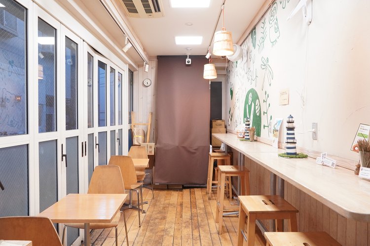 白いドアの方のイートインスペース。窓が大きく開放的。