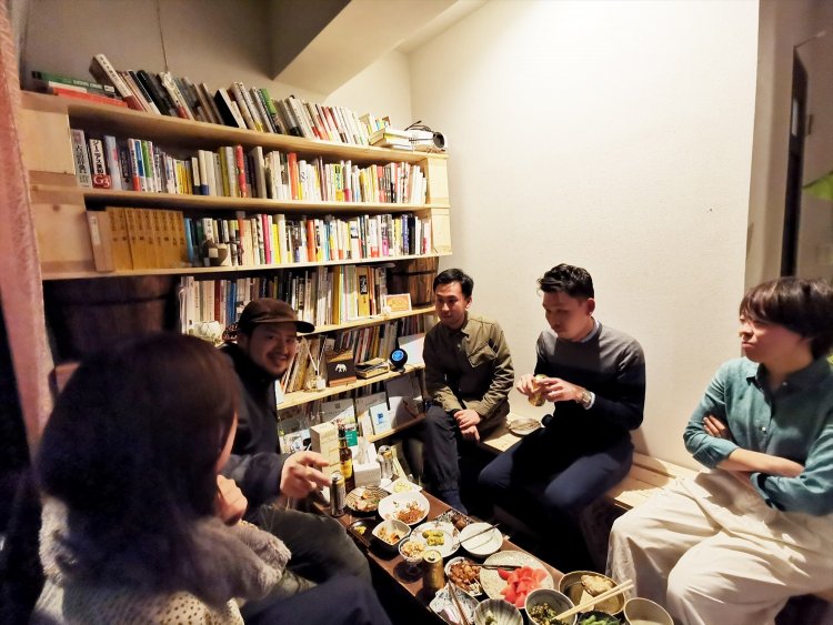 コロナの感染拡大前、書店での「住み開き」に集まったさいたまのクリエイターや街の人たち。