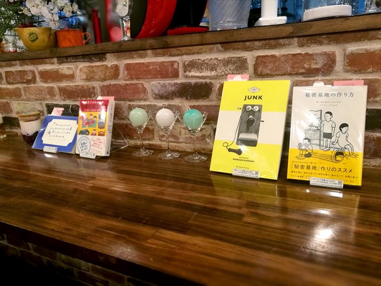 大宮のスペインバル『バル デセロ』に「一棚本棚」を設置。これも書店の活動の一つ。