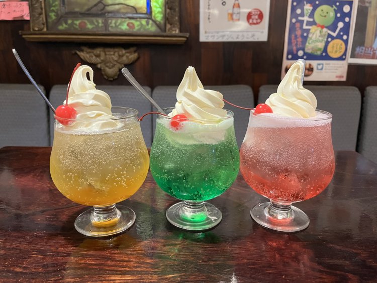 左からあんずクリームソーダ・メロンクリームソーダ・レッドベリーソーダ。ポップな色みに心躍る。