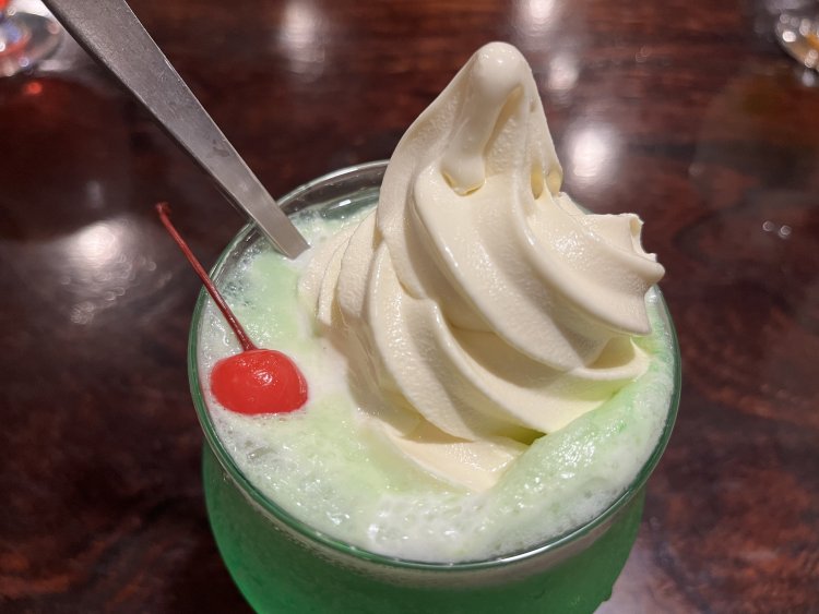 濃厚なソフトクリームとメロンソーダがベストマッチ。溶ける前に写真を撮影しよう。