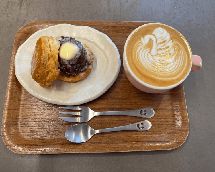 人気が高いあんバタースコーンサンド500円とカフェラテ520円。にこにこのフォークとスプーンがかわいい。
