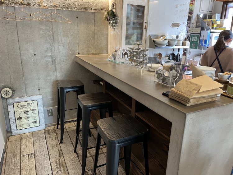 木を基調にした落ち着いた雰囲気の店内。