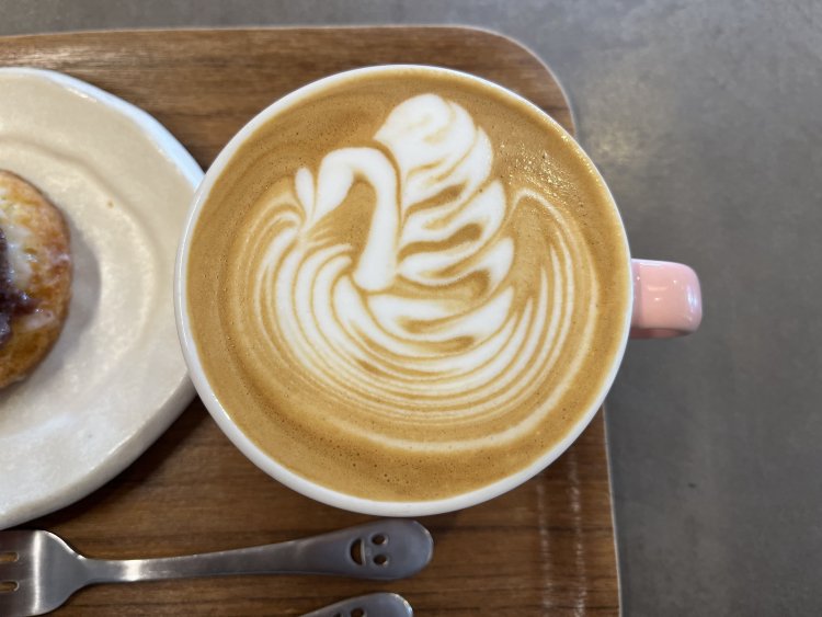 きれいなラテアート。コーヒーは厳選されたコーヒー豆のみ使用している。