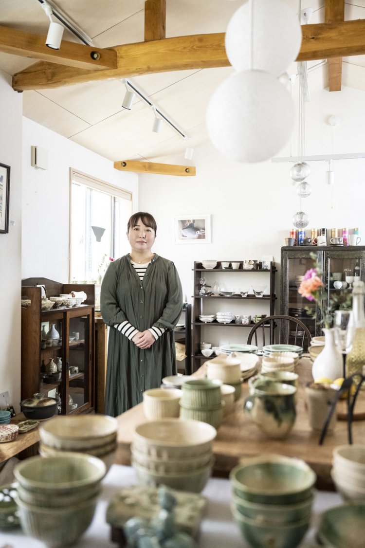 店主の佐藤美奈子さん。ご夫婦で器好きが高じて店を開いた。場所柄料理人の客もいて、器の選び方が勉強になるとか。